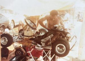 Acertando seu kart para a corrida em 1979