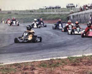 Liderando corrida em 1990